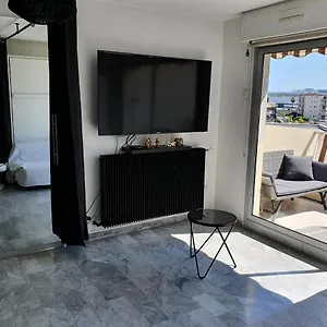 https://superbe-appartement-plage-saint-laurent-du-var.fr-provencehotel.com